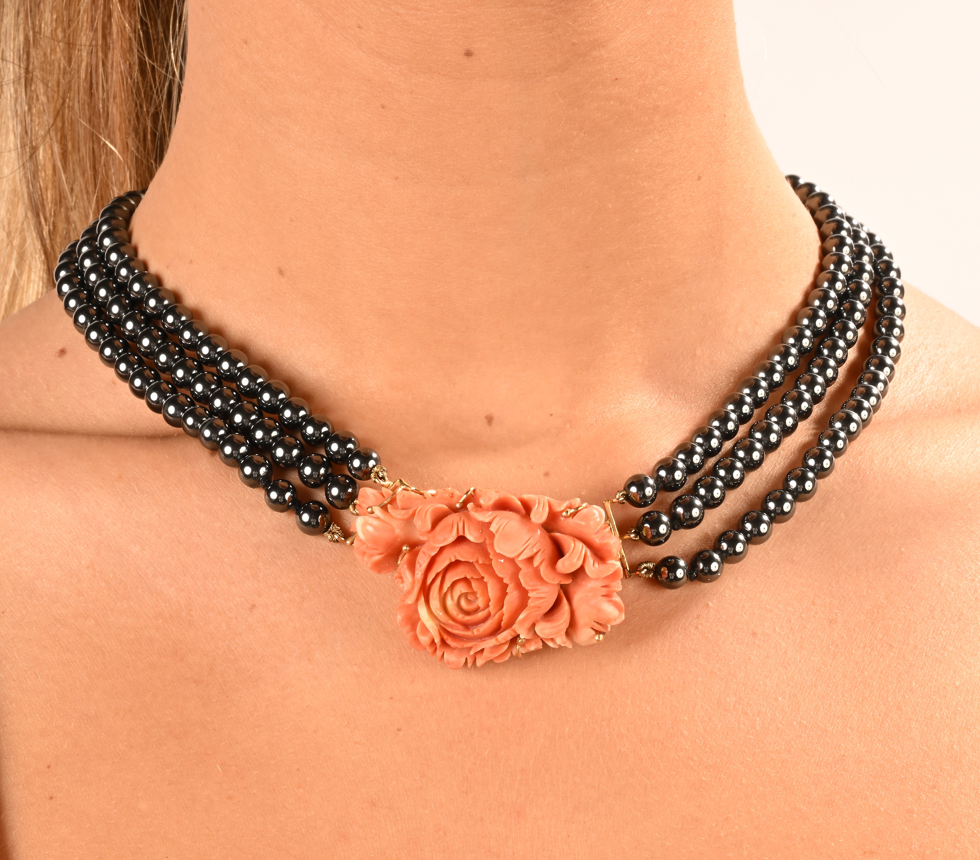 Collana in oro giallo 750/000 con corallo ed ematite