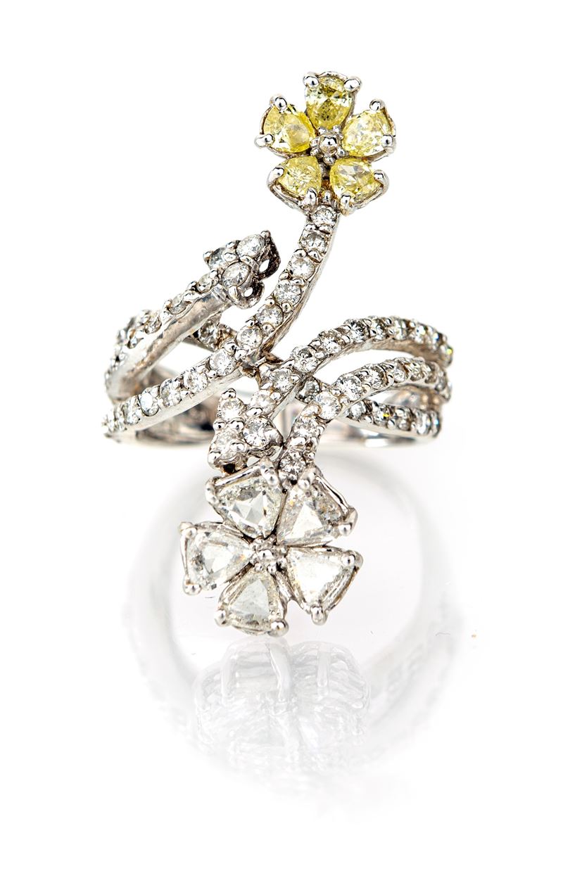 Anello di Linea Contrariè in Oro, Diamanti e Diamanti Fancy
