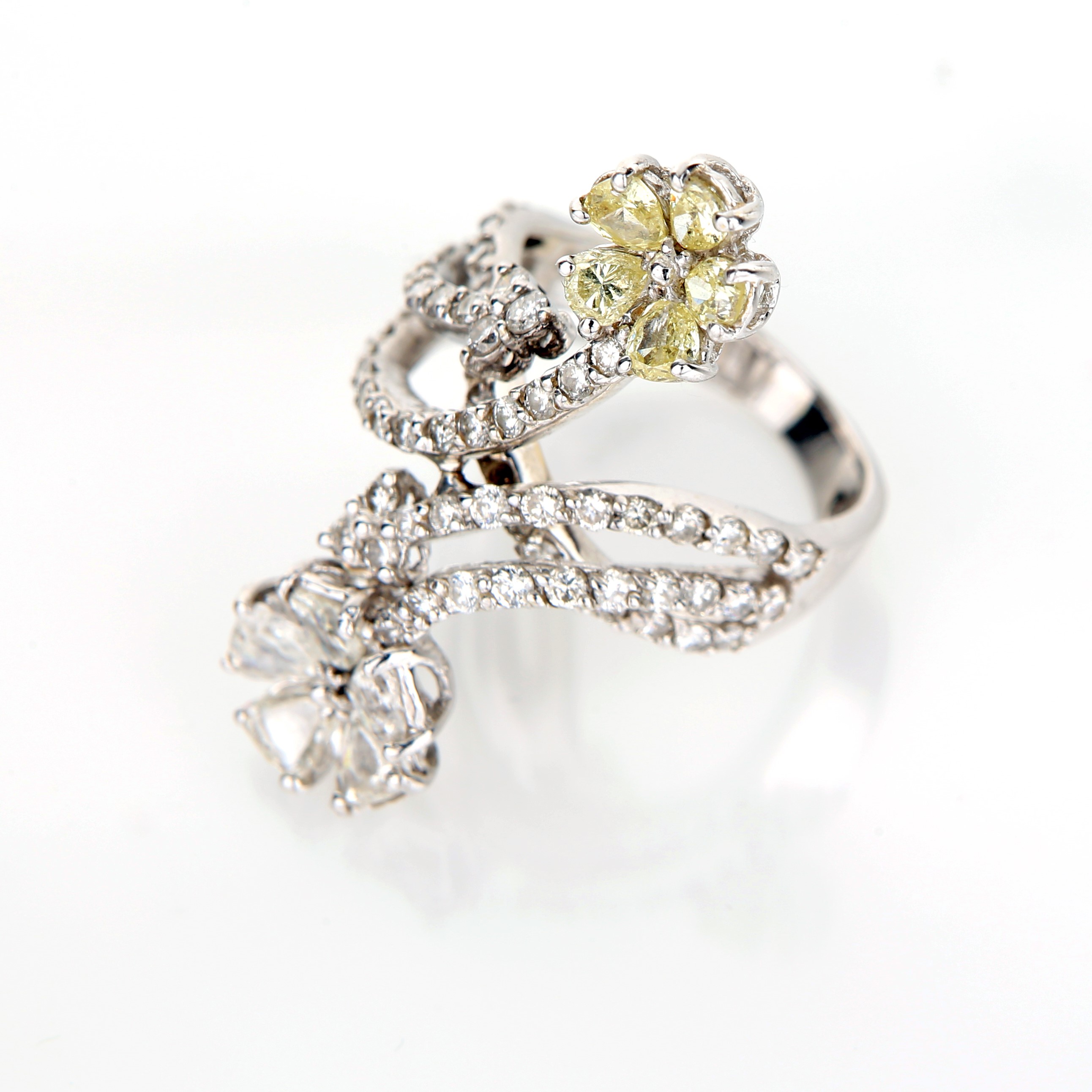 Anello di Linea Contrariè in Oro, Diamanti e Diamanti Fancy