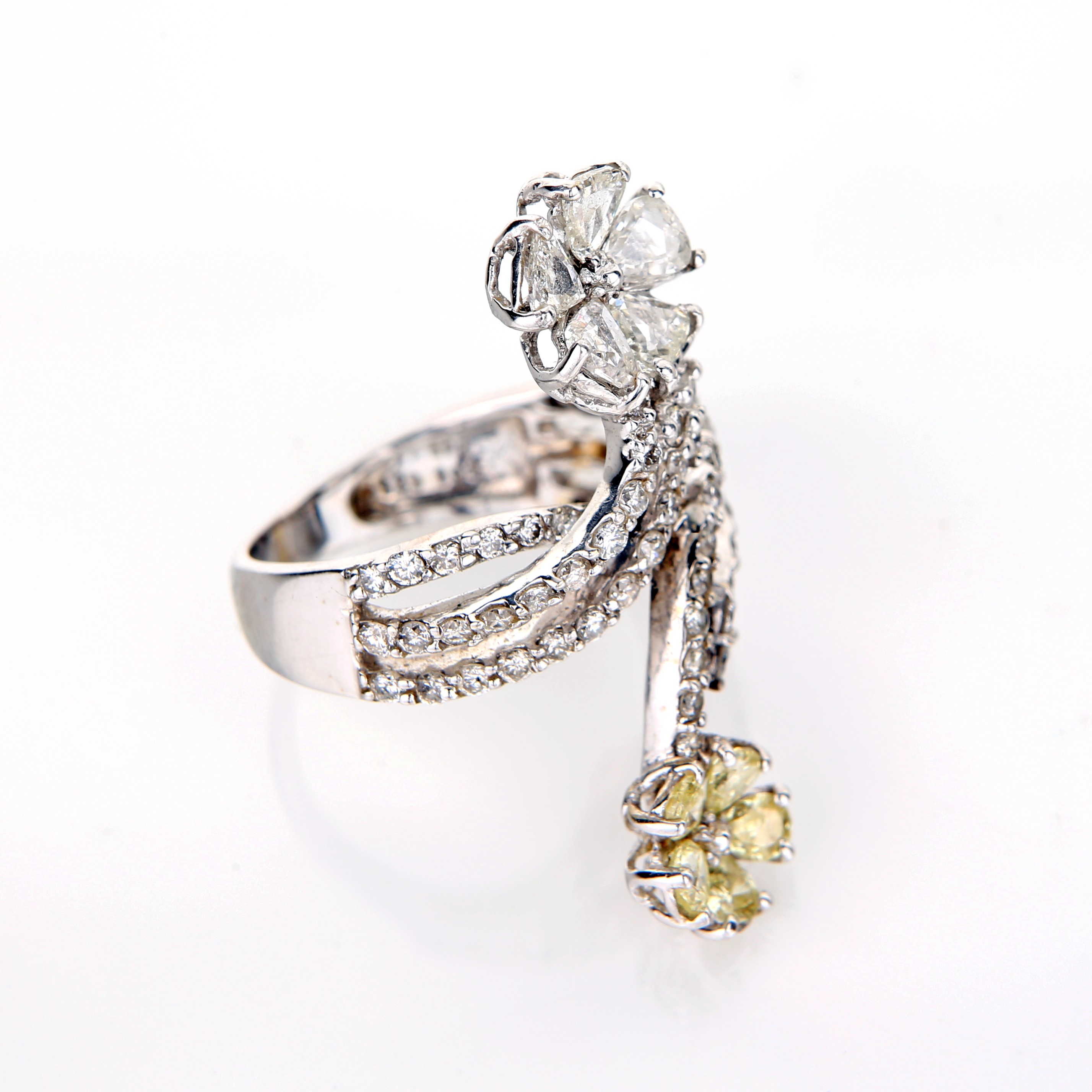 Anello di Linea Contrariè in Oro, Diamanti e Diamanti Fancy