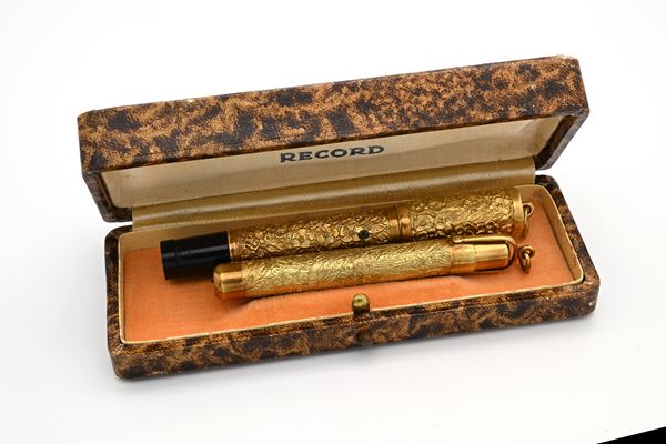 Record - Penna stilografica retrattile e Portamatita vintage in metallo laminato in oro giallo con sbalzo ed incisioni floreali