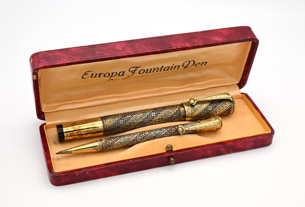 Europa - Penna stilografica retrattile e Portamine vintage in metallo laminato in oro giallo 18 Kt traforato, inciso e sbalzato con motivi geometrici e floreali