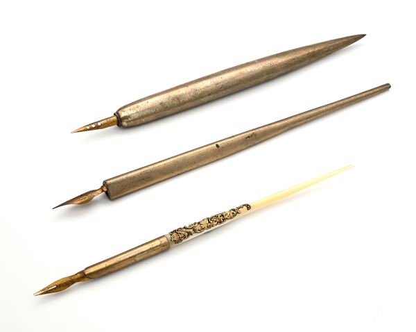 3 Penne con pennino: 1 in argento 800/000 e bachelite ad imitazione della madreperla, 2 in metallo argentato