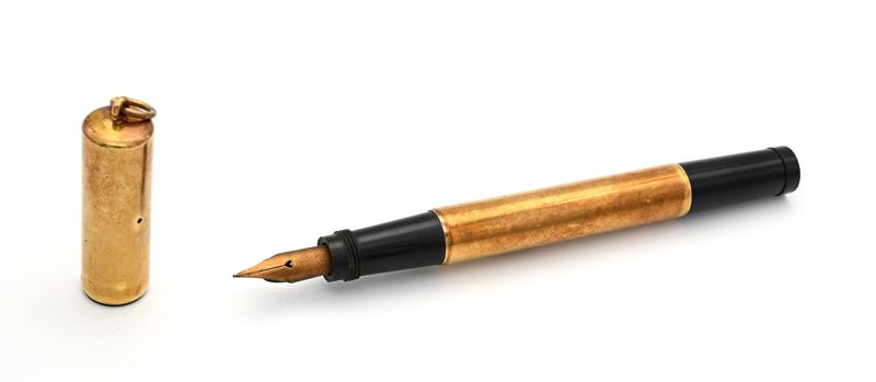 Nettuno, Penna stilografica retrattile in metallo laminato oro giallo 18 Kt