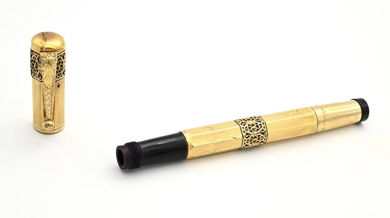 Penna stilografica retrattile, anni '20, metallo laminato in oro giallo con decoro