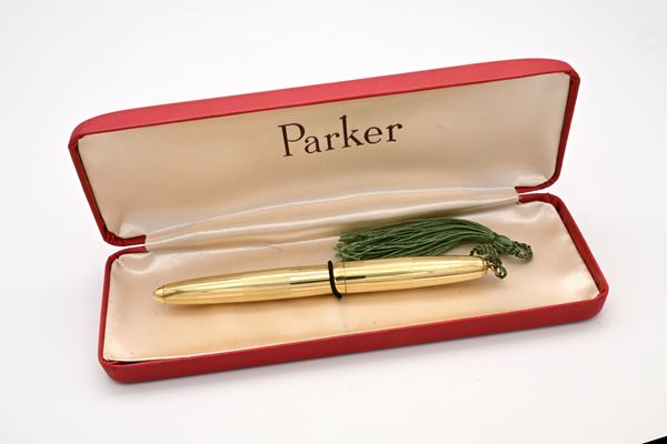 Penna stilografica in metallo laminato in oro giallo ed inciso