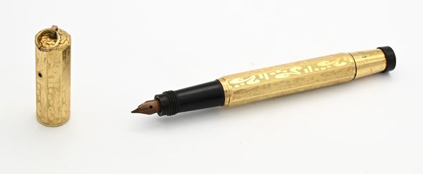 Europa - Piccola penna stilografica retrattile in metallo laminato in oro giallo 18 Kt inciso con motivi geometrici