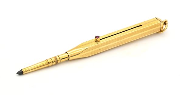 Portamine vintage in metallo laminato in oro giallo 18Kt con piccola pietra rossa cabochon