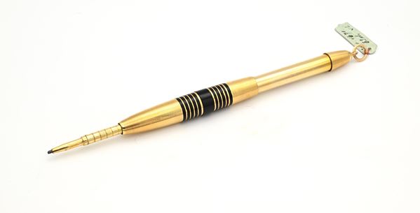 Portamine telescopico vintage in metallo placcato in oro giallo 18 Kt e smalto nero 