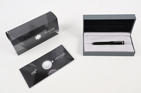 Montblanc Heritage Collection 1912 (109049) - Penna Stilografica retrattile in resina nera con finiture platino ed emblema in madreperla (Mod M25719)