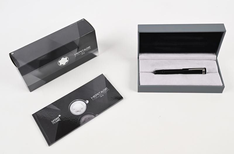 Montblanc Heritage Collection 1912 (109049) - Penna Stilografica Retrattile in Resina Nera con Fi...