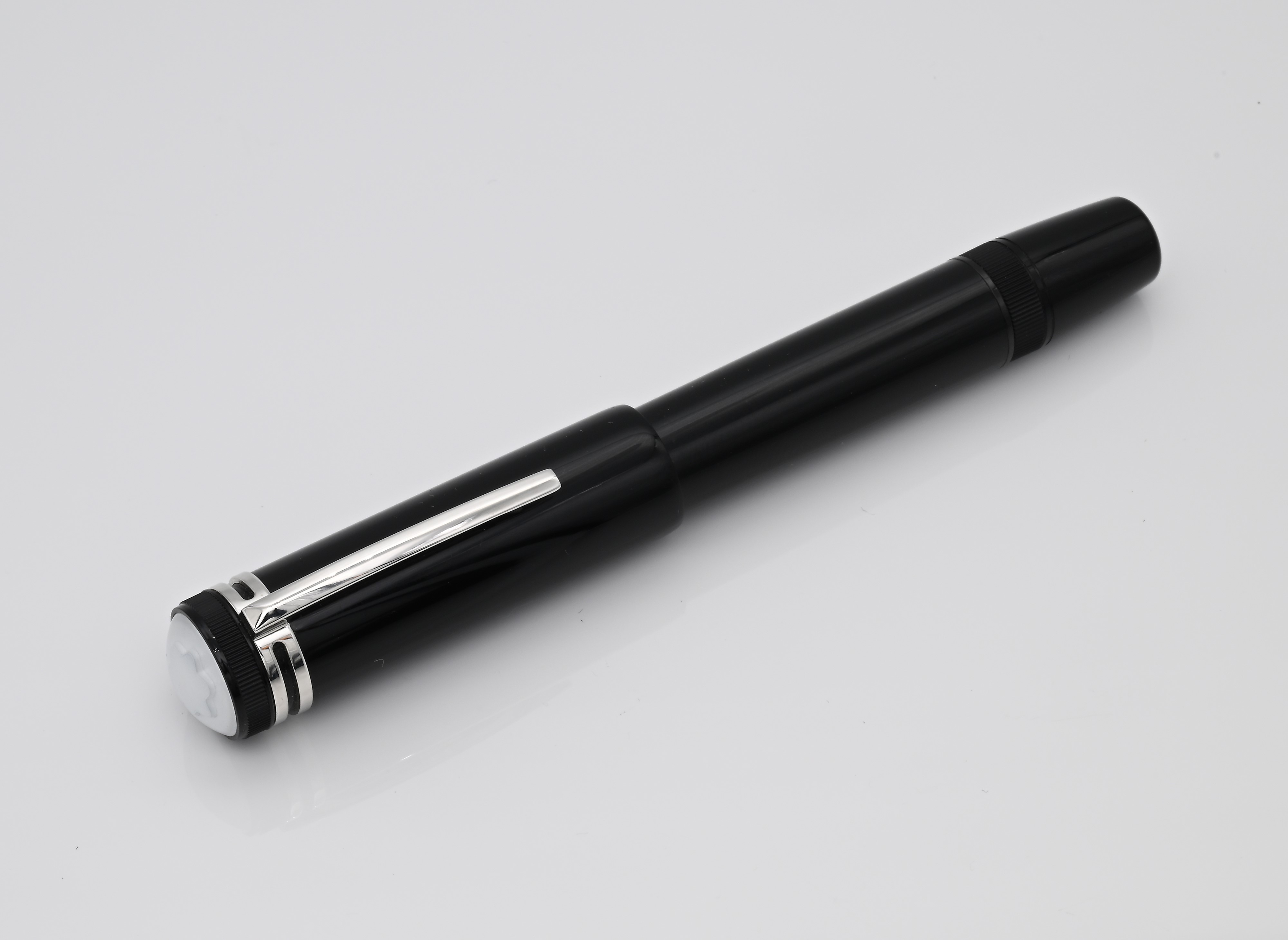 Montblanc Heritage Collection 1912 (109049) - Penna Stilografica Retrattile in Resina Nera con Fi...