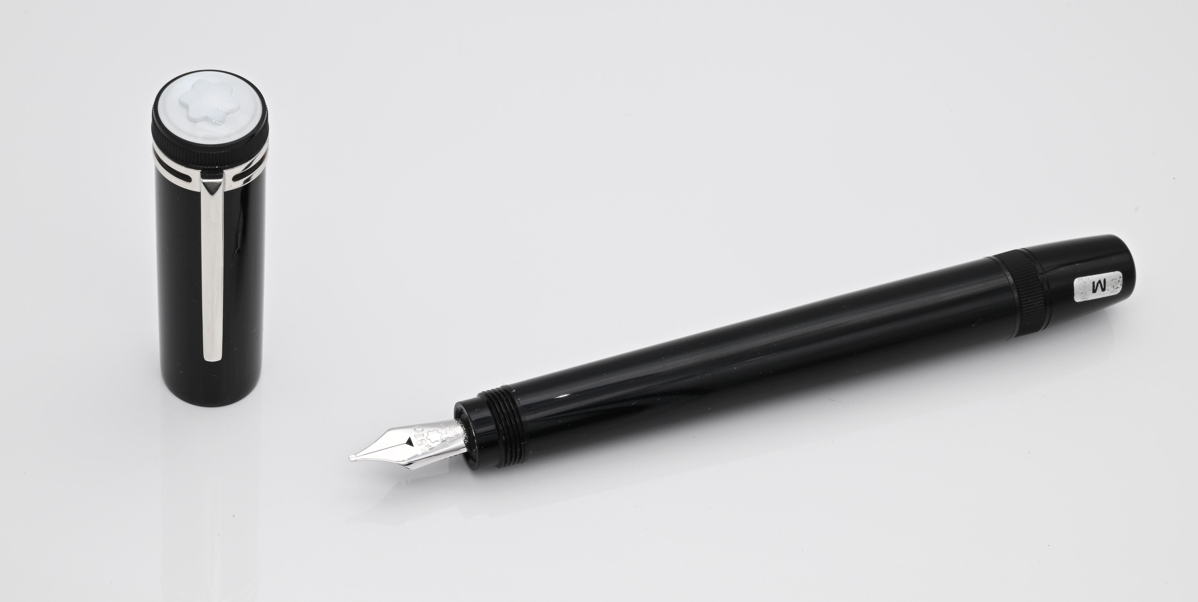 Montblanc Heritage Collection 1912 (109049) - Penna Stilografica Retrattile in Resina Nera con Fi...