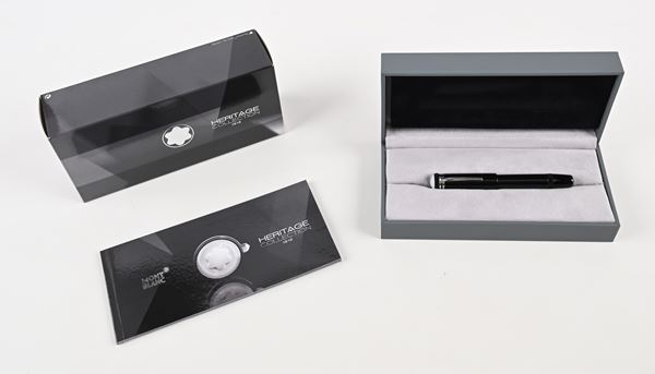 Montblanc Heritage Collection 1912 (109049) - Penna Stilografica retrattile in resina nera con finiture platino ed emblema in madreperla (Mod M25719)