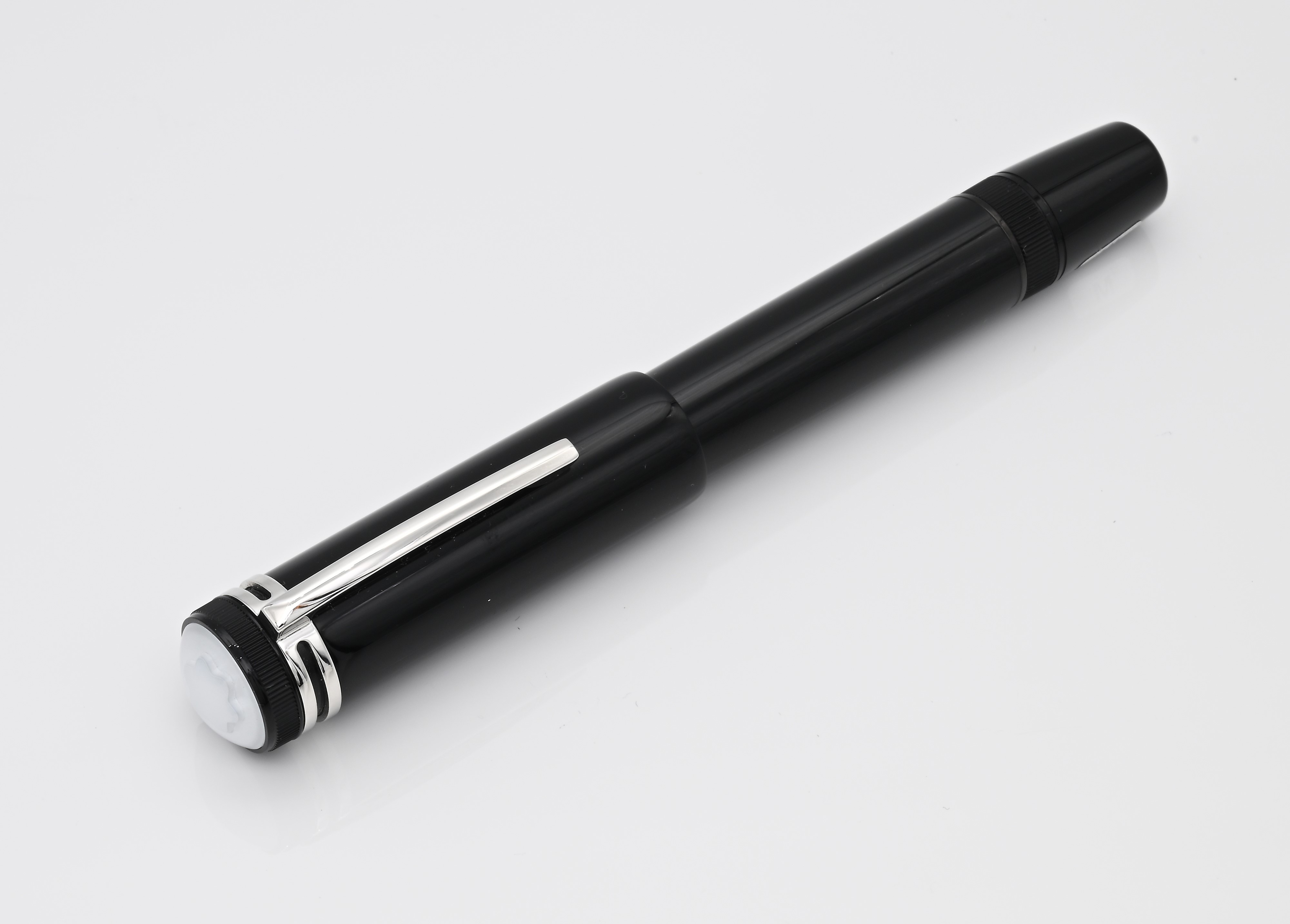 Montblanc Heritage Collection 1912 (109049) - Penna Stilografica Retrattile in Resina Nera con Fi...