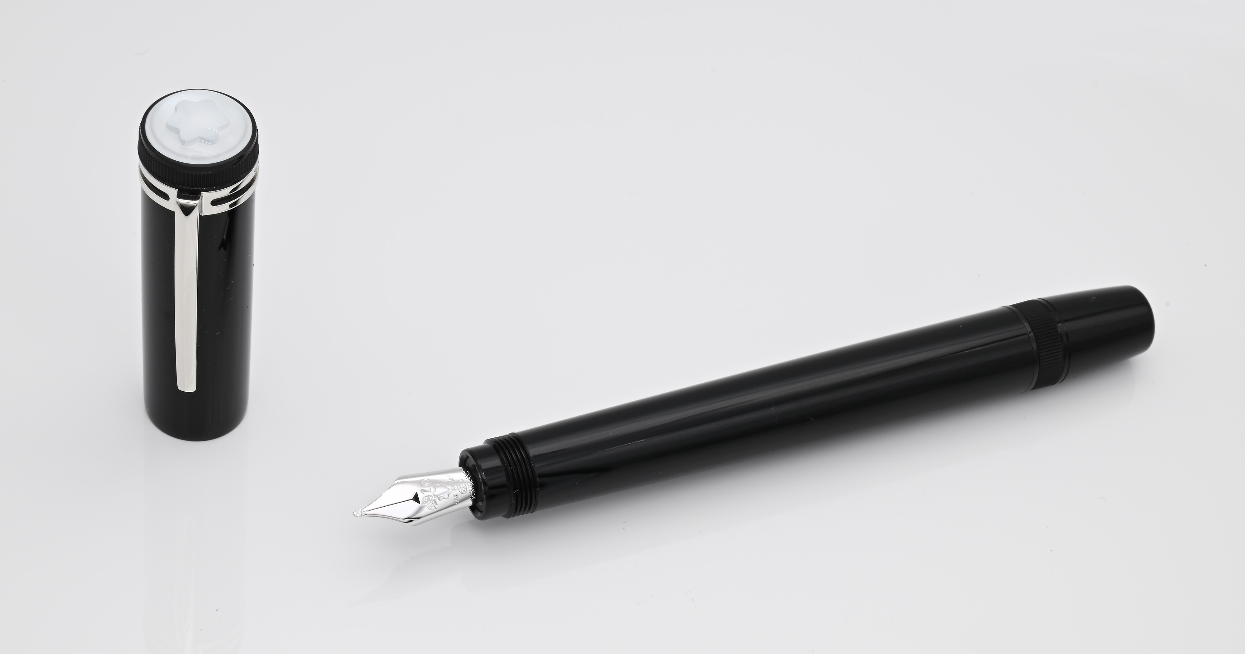 Montblanc Heritage Collection 1912 (109049) - Penna Stilografica Retrattile in Resina Nera con Fi...