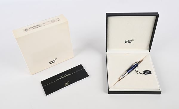 Montblanc Bohème Paso Doble Bleu 104919 - Penna a sfera in metallo con finiture platino e pietra color zaffiro, con lacca bleu incisa con motivo ispirato alla danza del Paso Doble Mod 25579