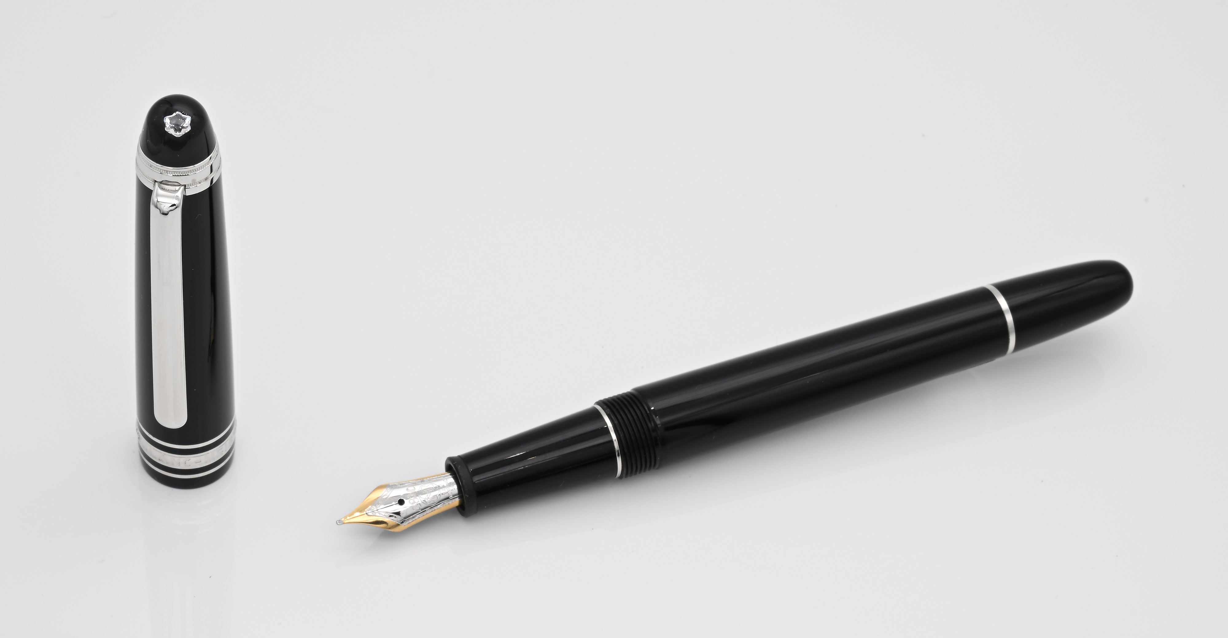Montblanc Meisterstuck Diamond Classique 105977 - Penna Stilografica in Resina Nera con Particola...
