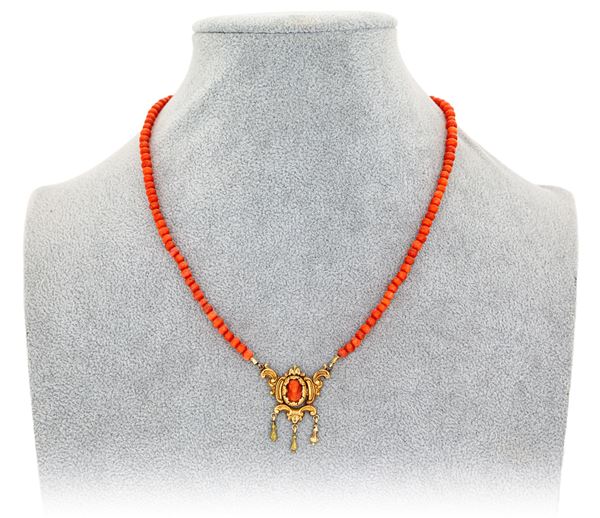 Collana antica in corallo e oro