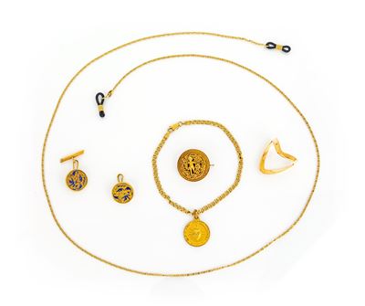 Gruppo di Spilla, Bracciale, Anello, Catena e Coppia di Gemelli in Oro