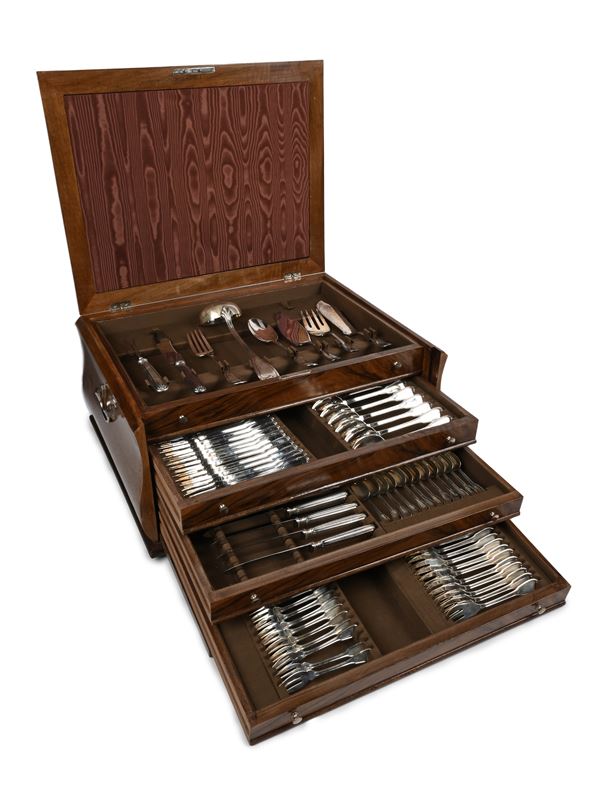 Servizio di posate per dodici modello "Lucrezia", argenteria Clementi per Frugoni, con cofanetto in noce