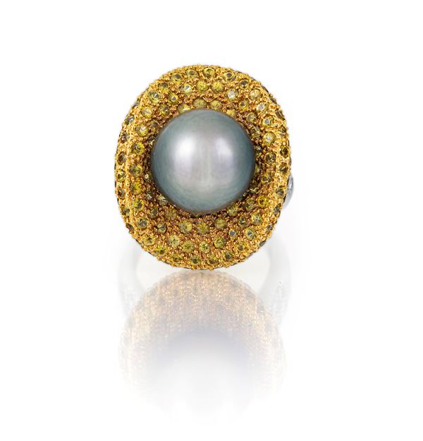 Anello in oro bianco, zaffiri gialli, brillanti e perla Tahiti