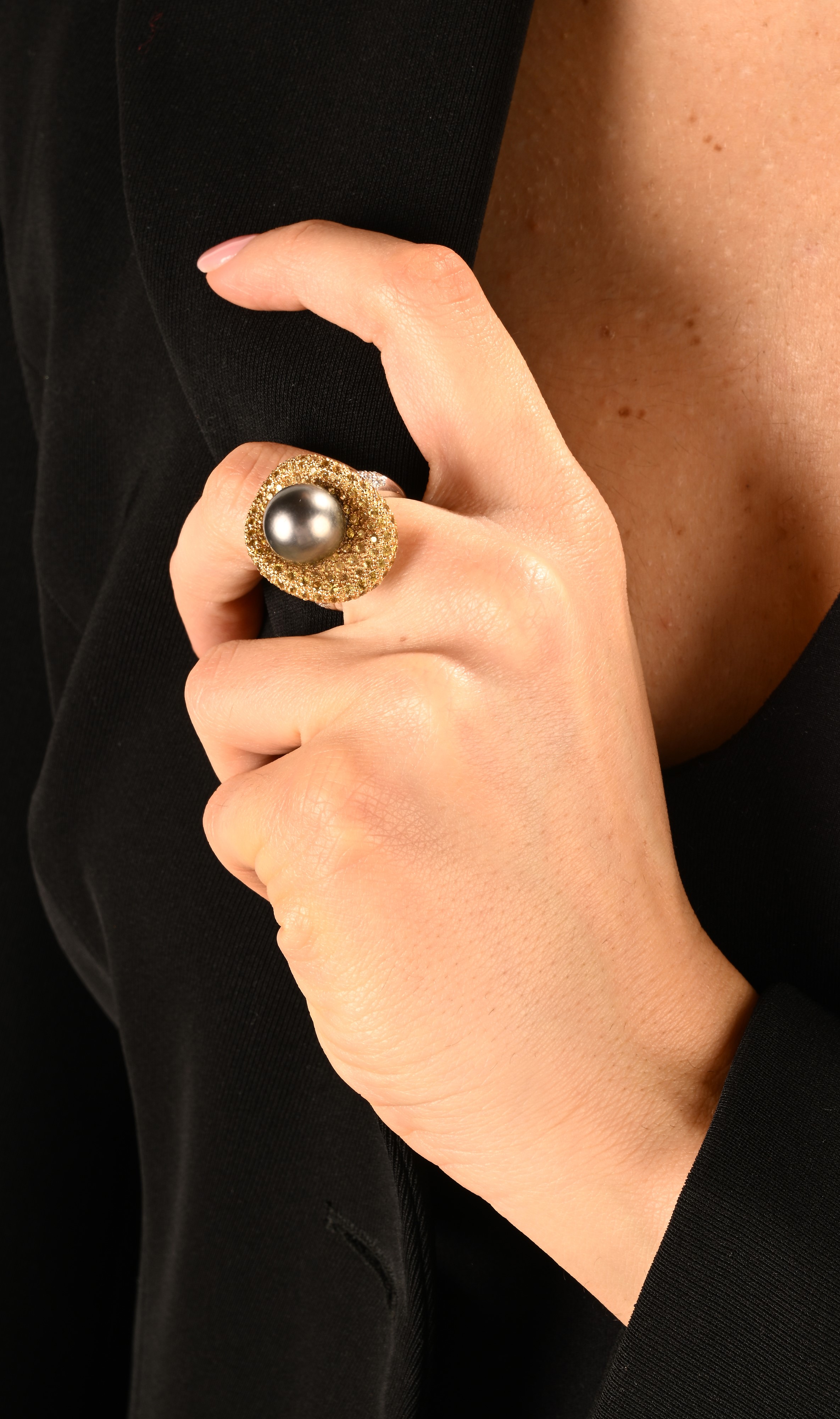 Anello in Oro Bianco, Zaffiri Gialli, Brillanti e Perla Tahiti
