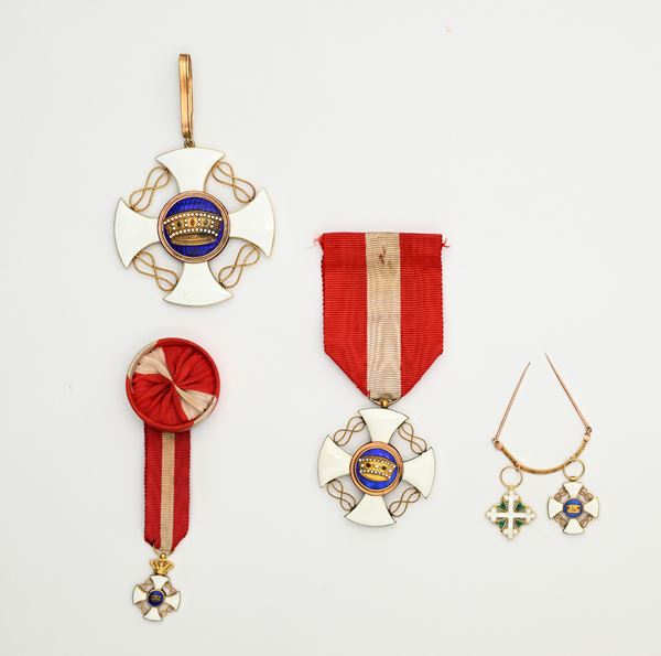 Ordine della Corona d'Italia: Croce da Ufficiale e da Commendatore della Corona del Regno d'Italia e 2 croci piccole con croce piccola dell'Ordine Mauriziano in metallo dorato e smalti