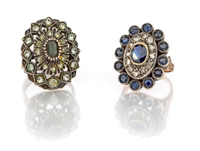 Coppia di Anelli Antichi in Oro, Argento, Diamanti, Zaffiri e Pietre Incolori
