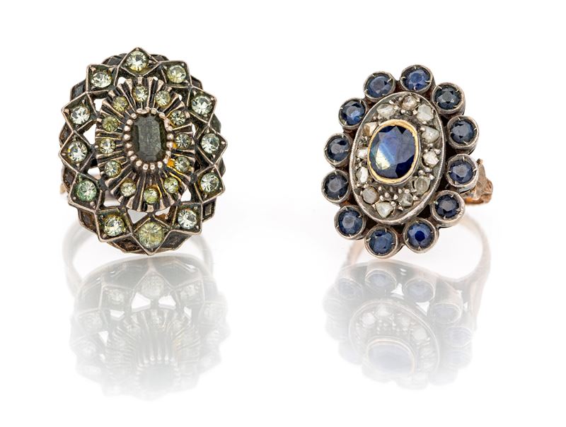 Coppia di Anelli Antichi in Oro, Argento, Diamanti, Zaffiri e Pietre Incolori