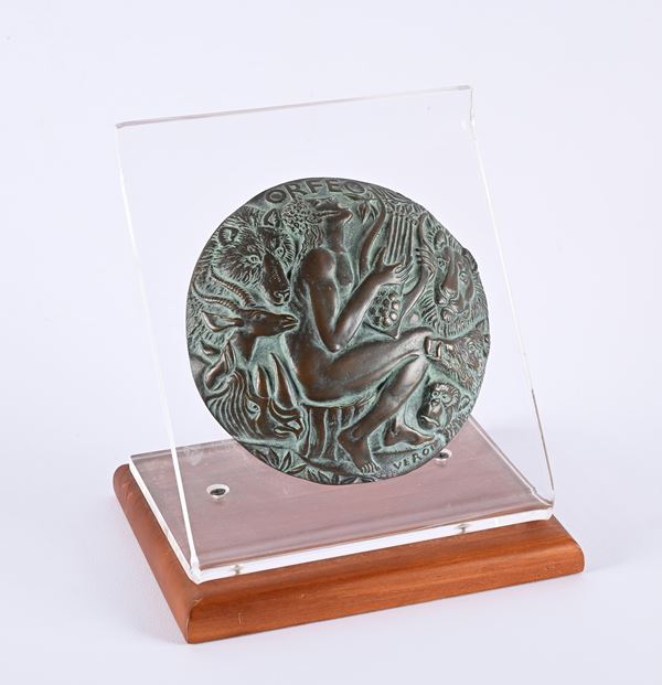 Guido Veroi - Grande placca a sbalzo in bronzo di fusione a cera persa raffigurante Orfeo che incanta  [..]