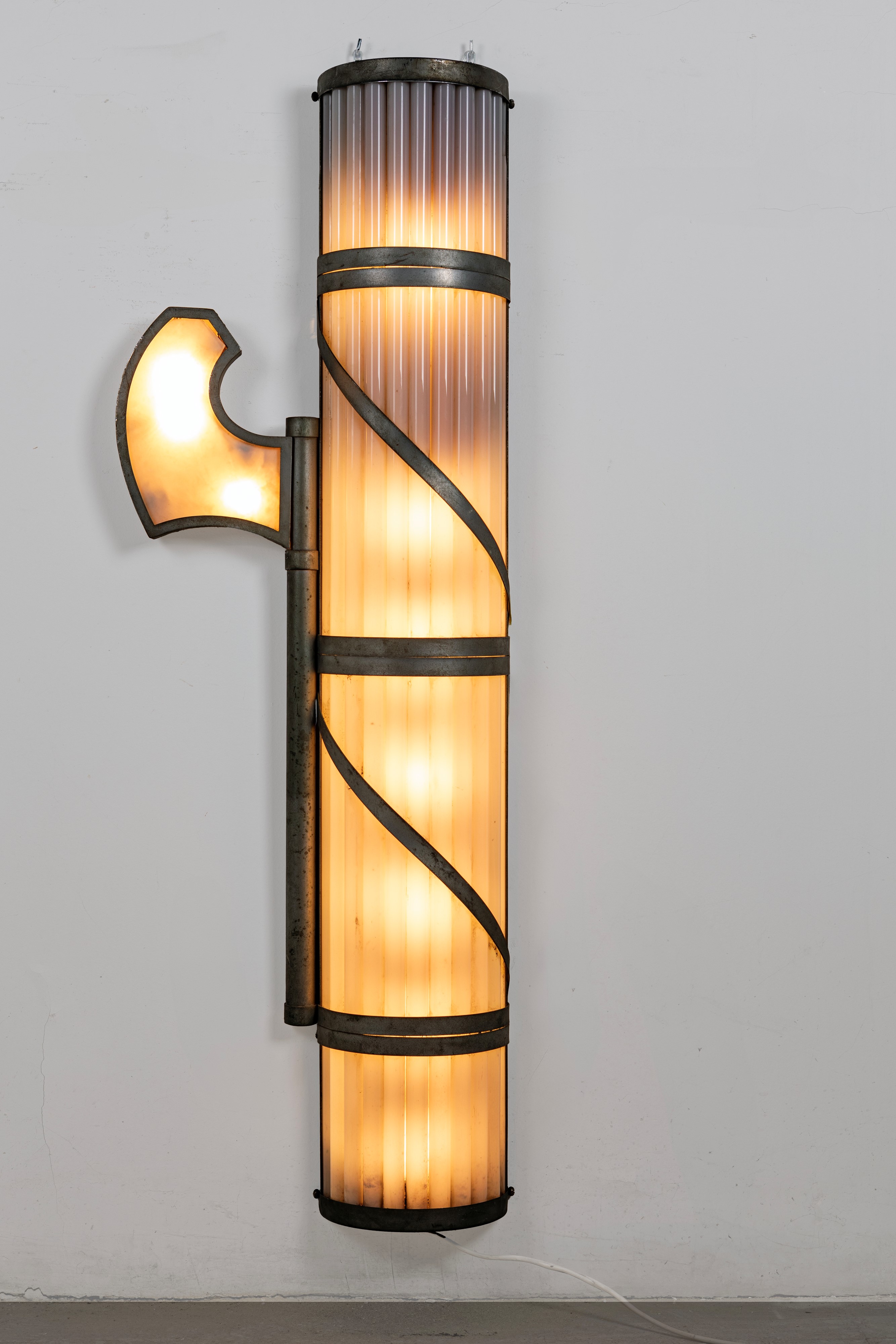 Coppia di grandi lampade a forma di Fascio Littorio