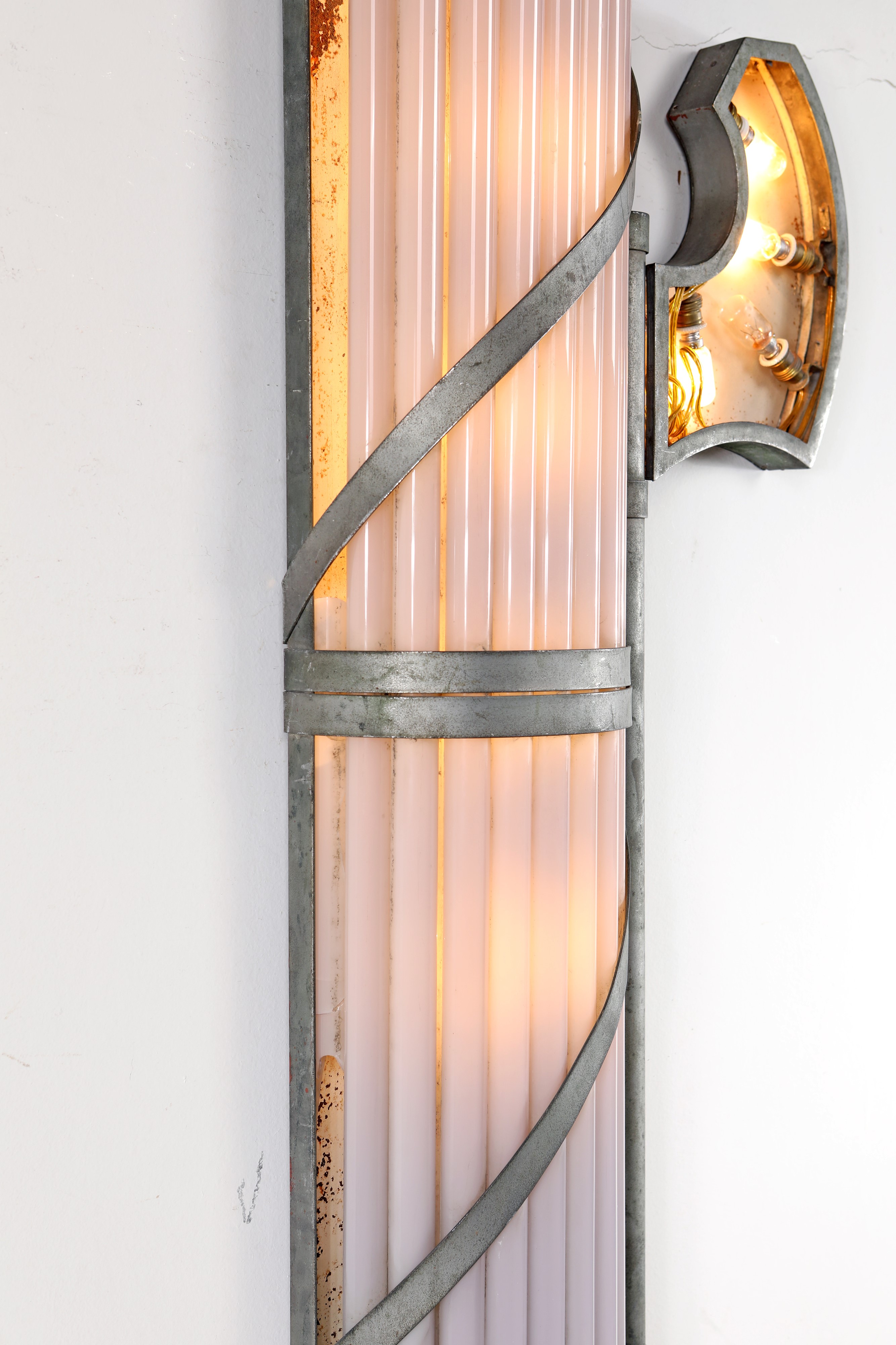 Coppia di grandi lampade a forma di Fascio Littorio