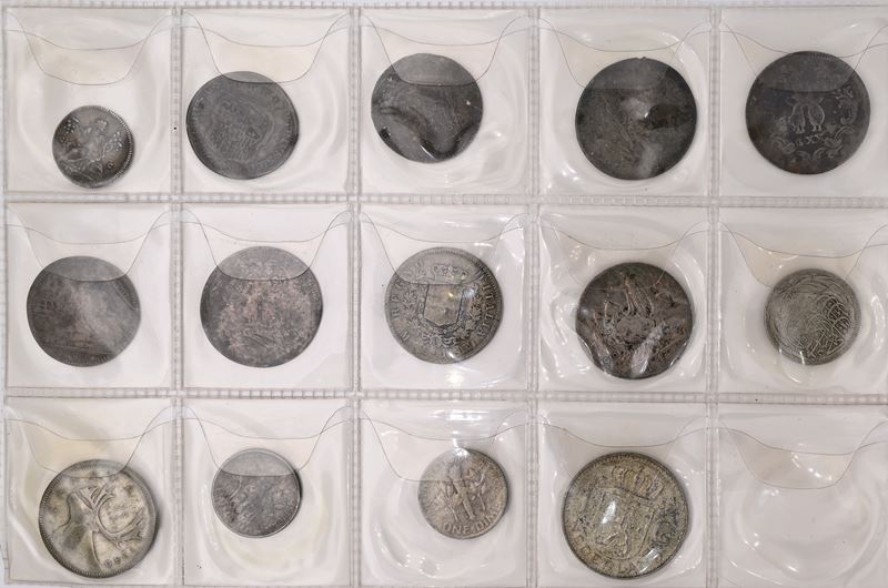 Lotto di 14 Piccole Monete Italiane ed Estere in Argento (tarì da XX Grana e Carlini Carlo I-II, ...