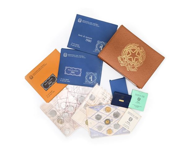 Lotto Repubblica Italiana Serie 1980, 1981, 1984 e 1986, 4 monete da 500 Lire 1974/1985; 23 Serie per collezionisti senza argento 1973/1979
