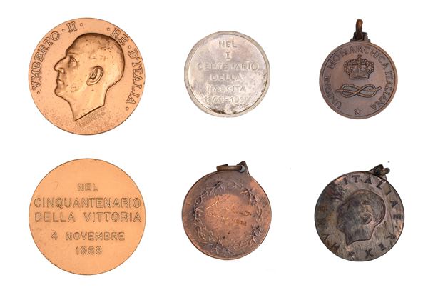 Lotto di 5 Medaglie di bronzo di Umberto II di Savoia, 1 Unione Monarchica Italiana e 1 in metallo argentato per il 100° anniversario nascita Vittorio Emanuele III