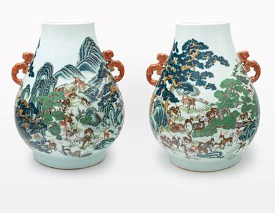 Coppia di Grandi Vasi Biansati "hu" in Porcellana con Decoro "cento Cervi", Cina, Dinastia Qing, ...