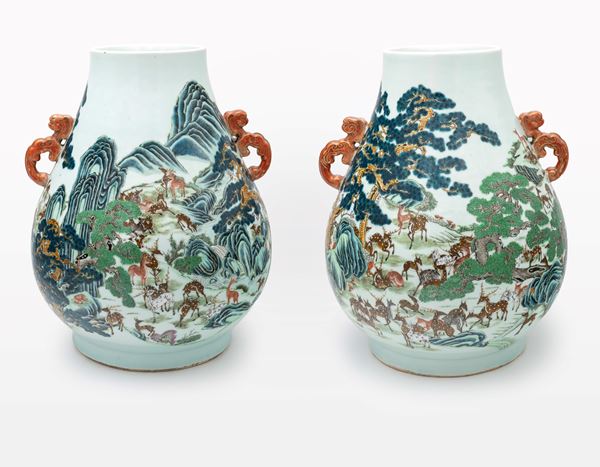Coppia di grandi vasi biansati "Hu" in porcellana con decoro "cento cervi", Cina, dinastia Qing, XIX  [..]