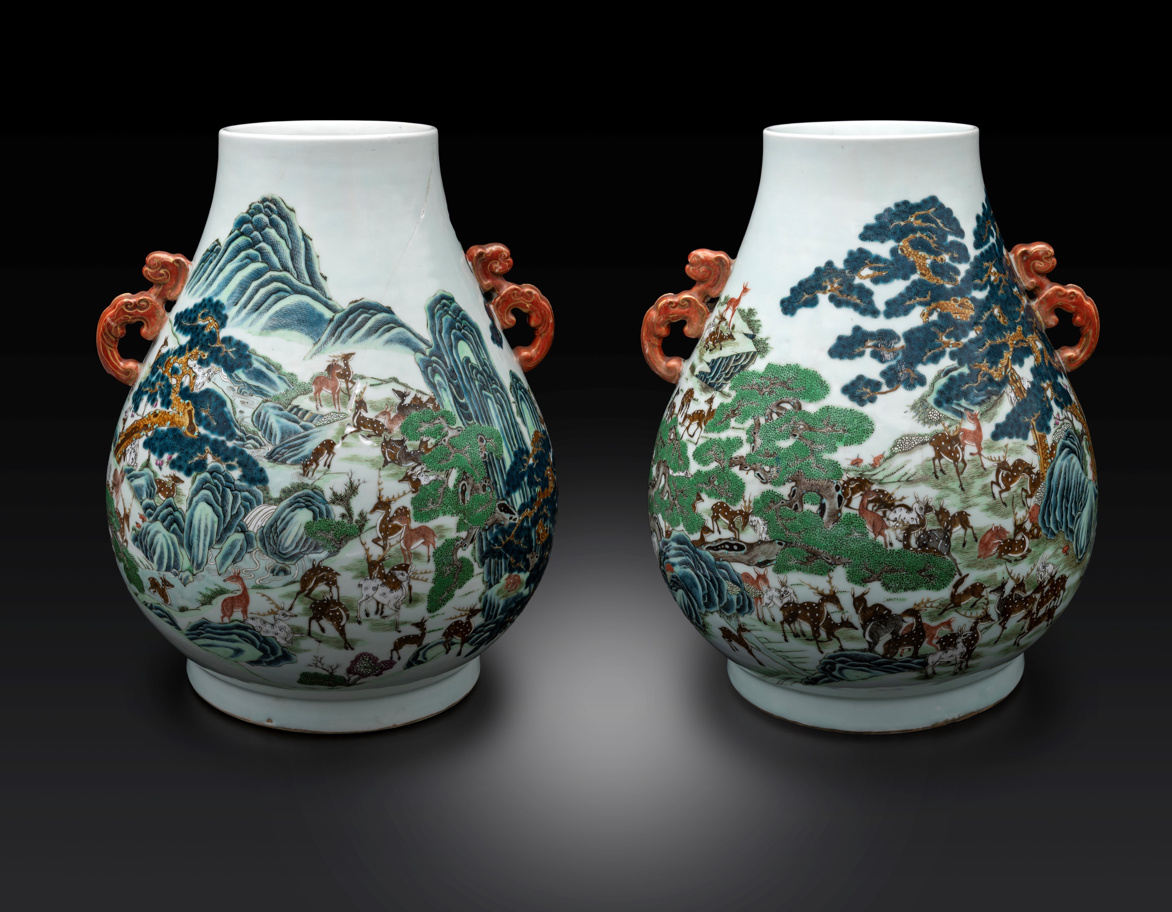 Coppia di Grandi Vasi Biansati "hu" in Porcellana con Decoro "cento Cervi", Cina, Dinastia Qing, ...