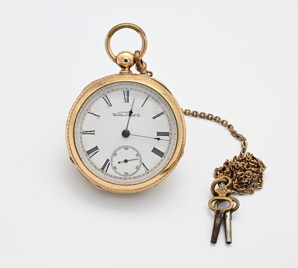 A.W.Co. Broadway Waltham Mass. - Orologio da tasca a carica con chiavetta, cassa in metallo laminato in oro giallo 18 Kt. con decorazioni e stemma incisi. Con catena da orologio in metallo dorato