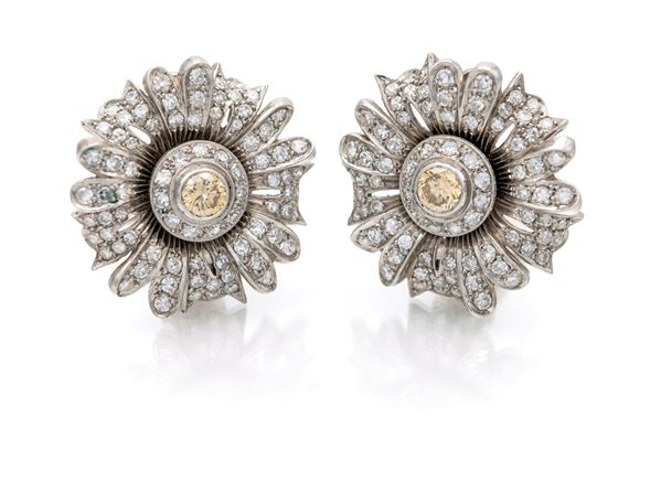 Coppia di orecchini in oro e brillanti