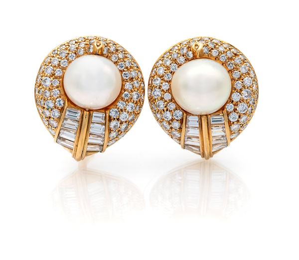 Coppia di orecchini in oro, brillanti e perle