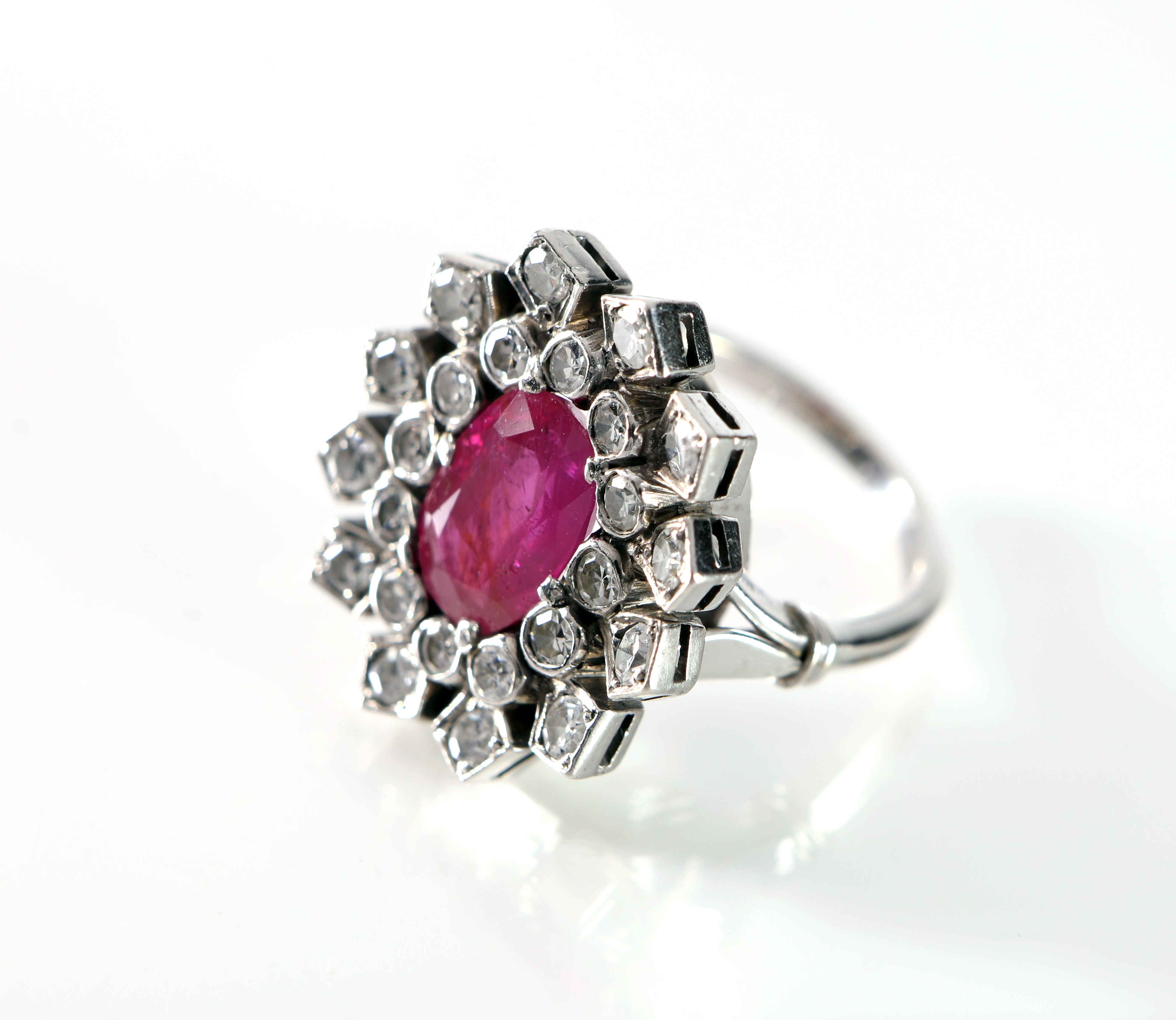 Anello in oro, rubino e brillanti