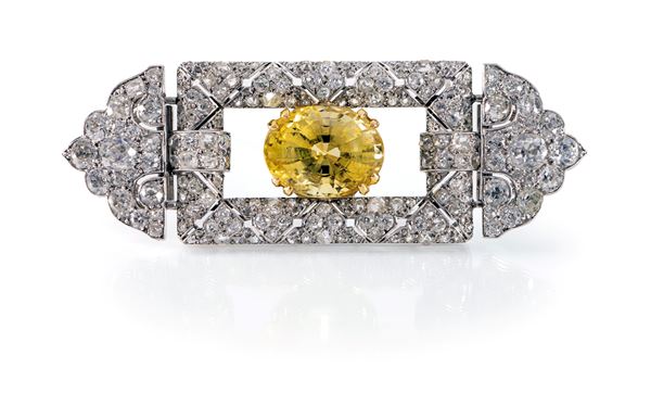 Spilla déco in platino, diamanti e zaffiro giallo