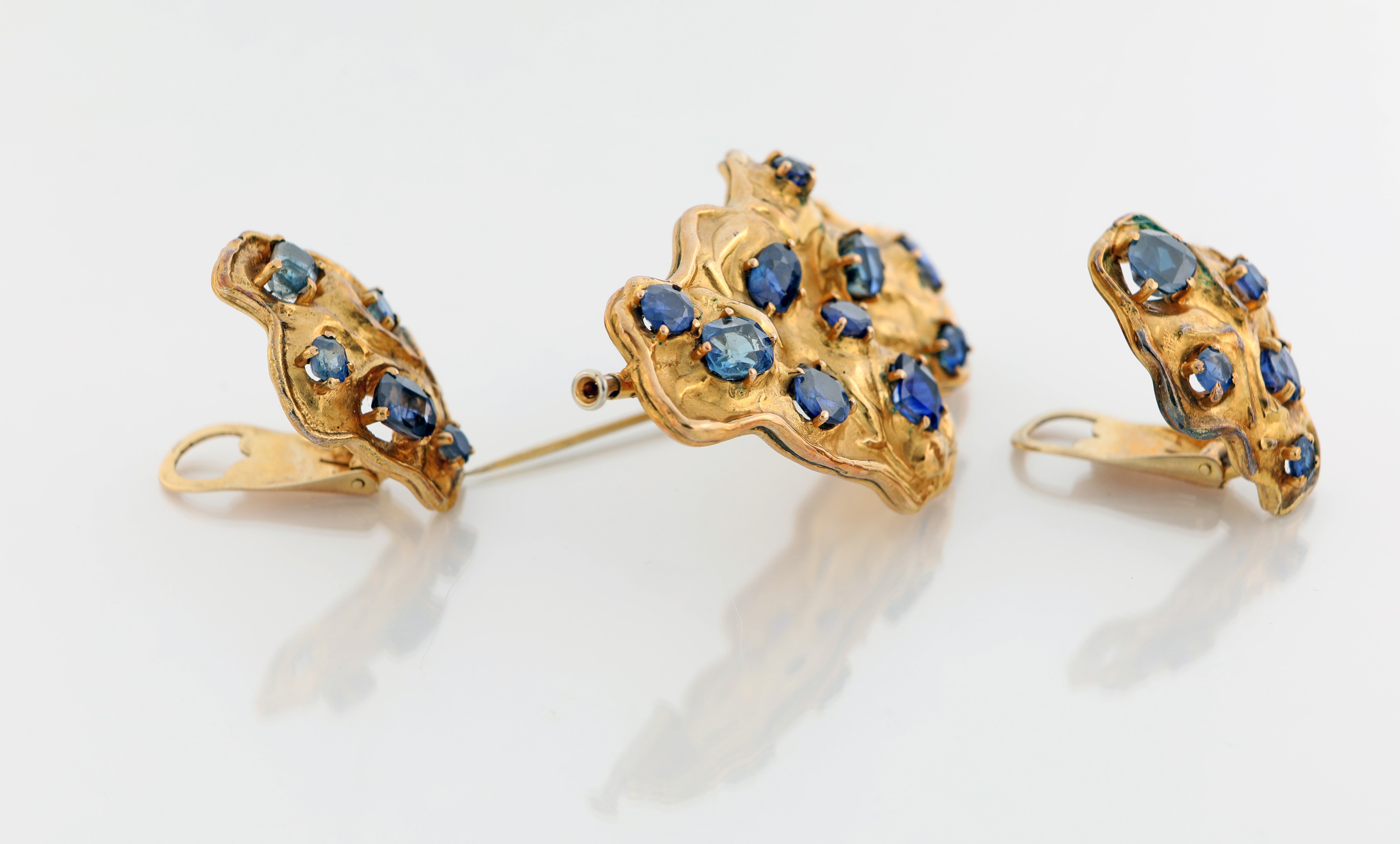 Parure di Spilla e Orecchini in Oro e Zaffiri
