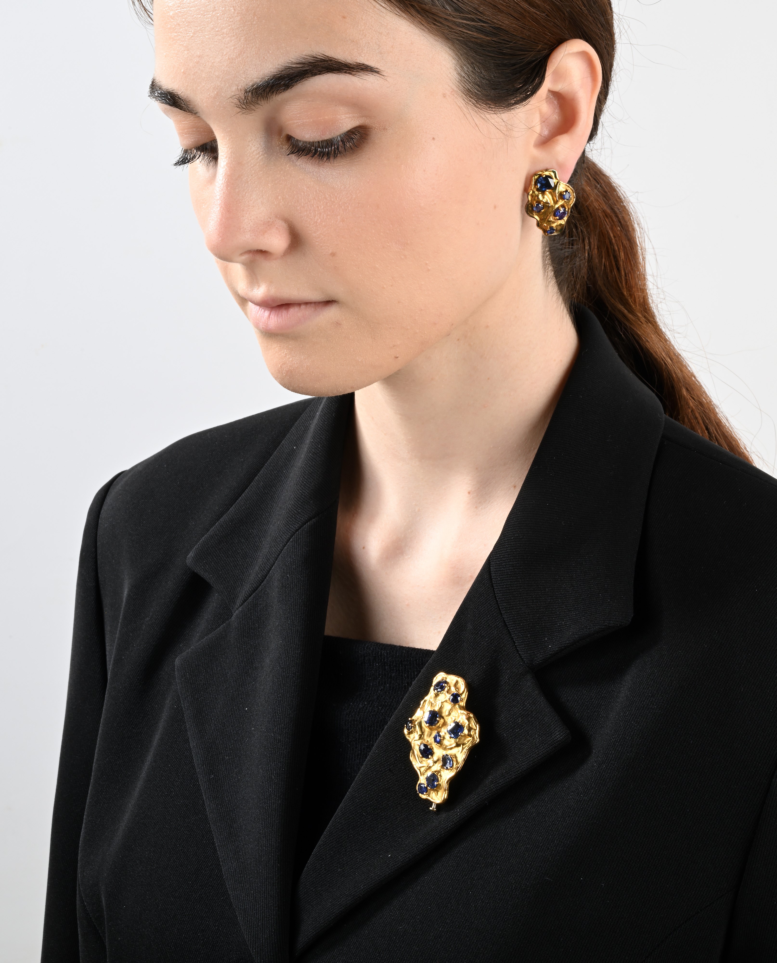 Parure di Spilla e Orecchini in Oro e Zaffiri