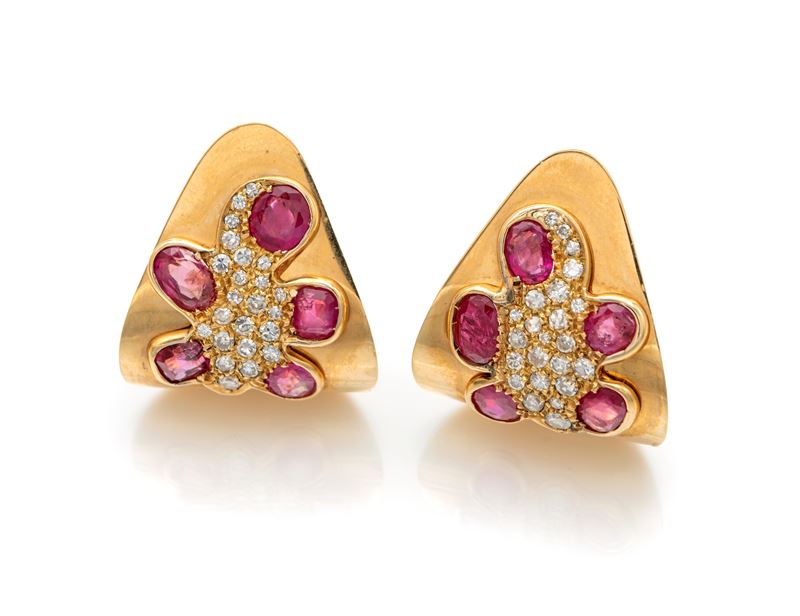 Petochi coppia di orecchini in oro giallo, brillanti e rubini