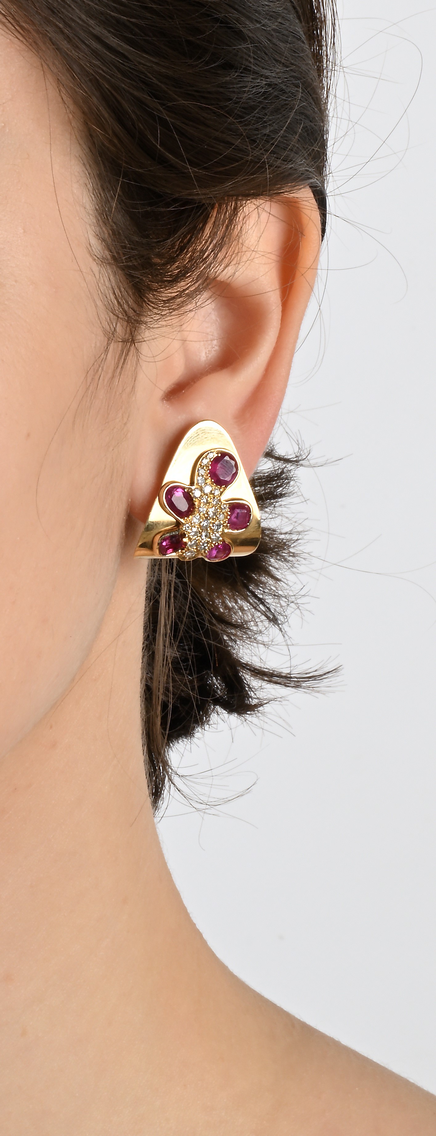 Petochi coppia di orecchini in oro giallo, brillanti e rubini