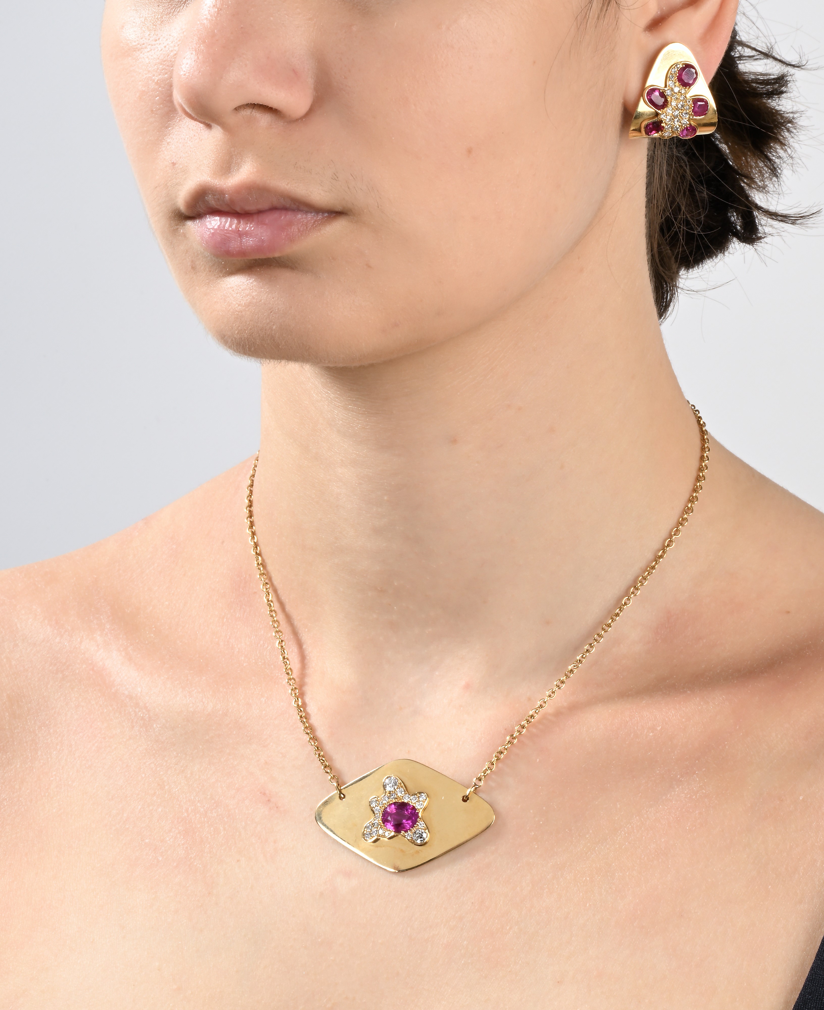 Petochi coppia di orecchini in oro giallo, brillanti e rubini