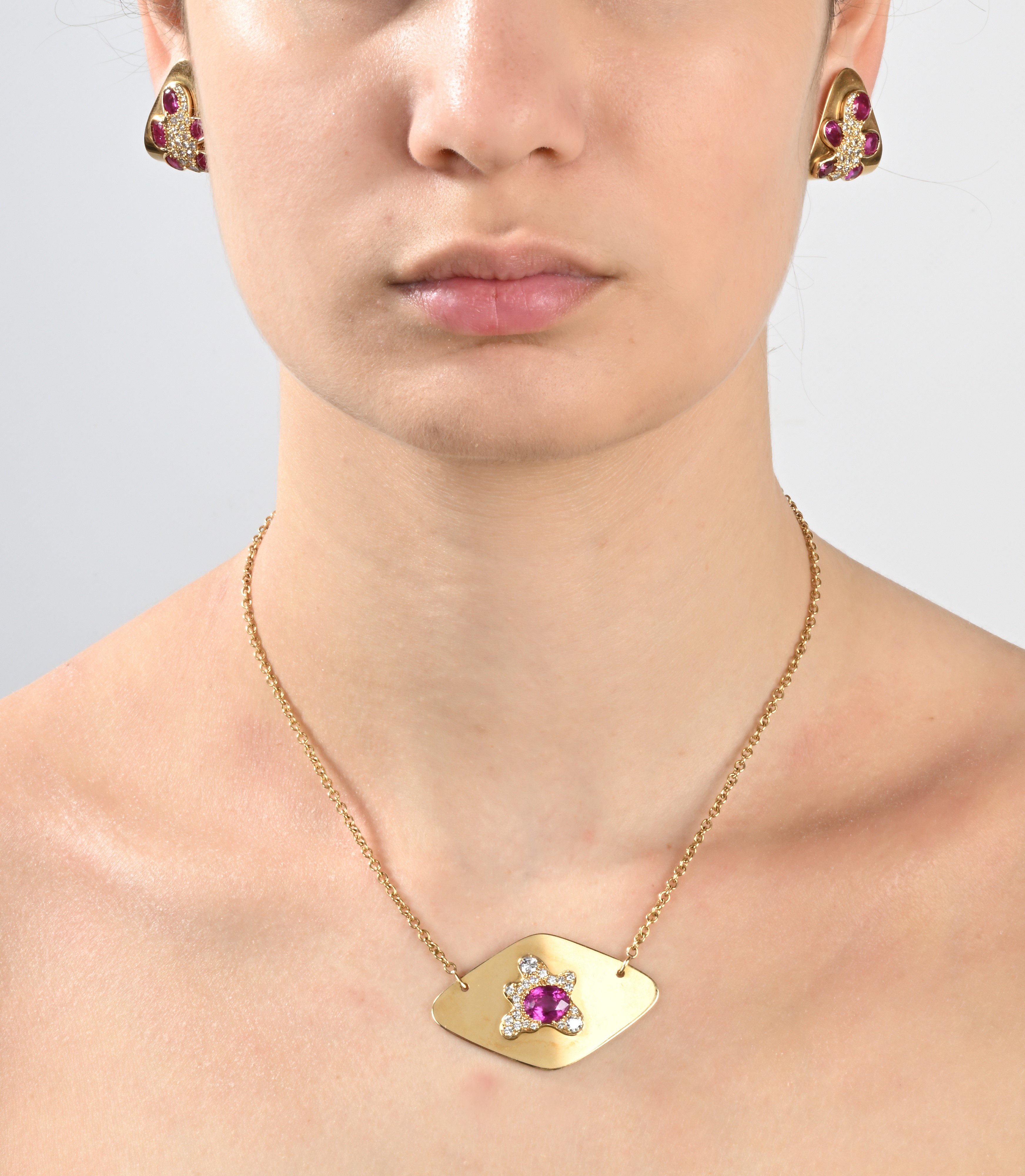 Petochi coppia di orecchini in oro giallo, brillanti e rubini